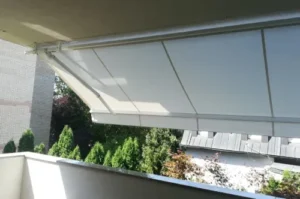 bijela velika tenda sa bež prugom balkon