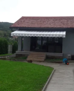 kuća tenda prilaz